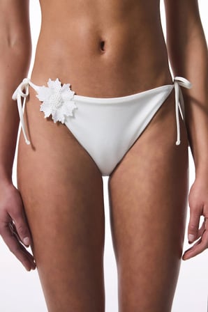 Adeline Çiçek Aksesuarlı Beyaz Bikini Altı - Gamze Erçel Koleksiyonu