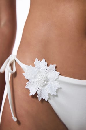 Adeline Çiçek Aksesuarlı Beyaz Bikini Altı - Gamze Erçel Koleksiyonu