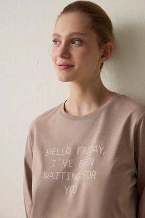 Koyu Bej Hello Friday Baskılı Bisiklet Yaka Pamuklu Uzun Kollu Pijama Üstü