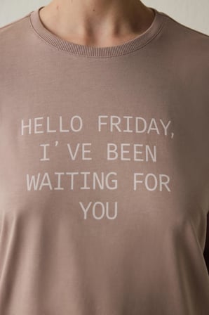 Koyu Bej Hello Friday Baskılı Bisiklet Yaka Pamuklu Uzun Kollu Pijama Üstü