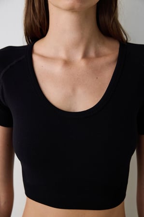 Siyah Dikişsiz Slim Fit Kısa Kollu Crop Spor Üst