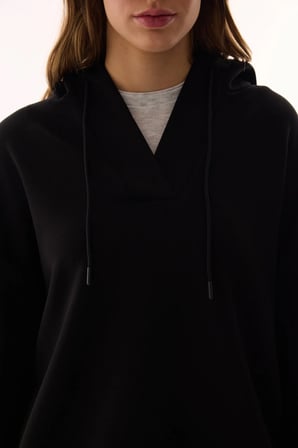 Siyah İpeksi Dokulu V Yaka Uzun Kollu Sweatshirt