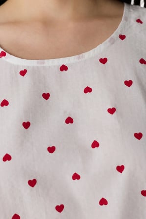 Kırık Beyaz Kırmızı Kalp Atlet Pijama Üstü