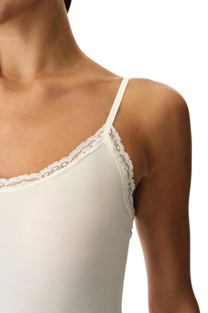 Beyaz Dantel Detaylı Body
