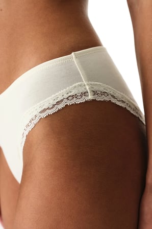 Beyaz Dantel Detaylı Slip Külot
