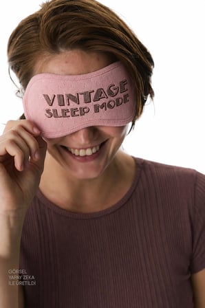 Pembe Sleep Mode Slogan Desenli Uyku Gözlüğü