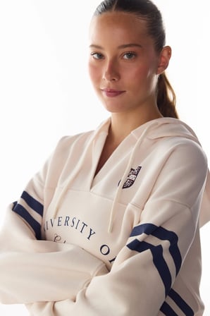 ekru cambridge baskılı v yaka kapüşonlu sweatshirt