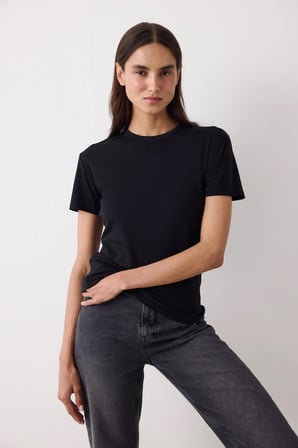 Siyah Bisiklet Yaka Slim Fit Pamuklu Tişört