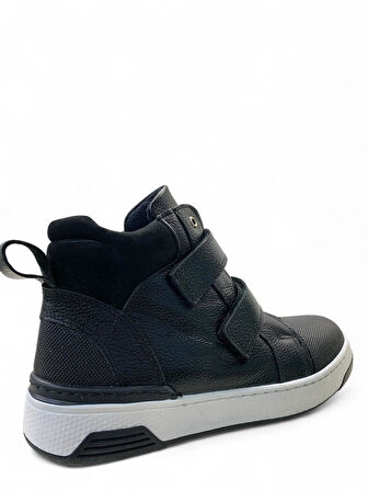 585 Genç Deri Bantlı Bot