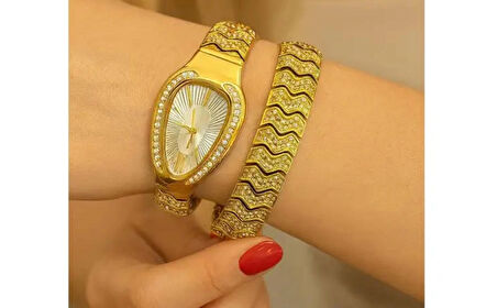 Yılan Desenli Altın Renk Kol Saati – Geniş Bilek İçin Şık Tasarım