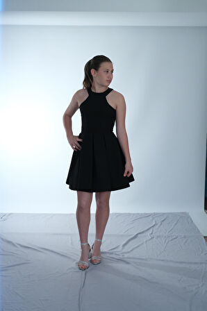 Kız Çocuk Abiye Siyah Krep Kumaş Halter Yaka Sırt Fiyonk Şerit Taş Detaylı Abiye 10-15 Yaş