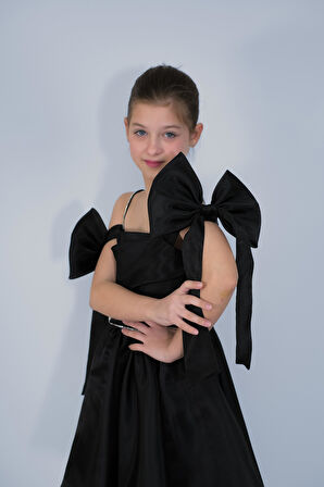 Kız Çocuk Abiye Siyah Şifon Kolları Düşük  Fiyonk Detaylı Kuyruklu Abiye Elbise 10-15 Yaş