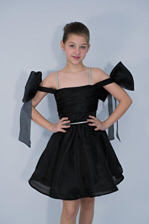 Kız Çocuk Abiye Siyah Şifon Şerit Taş Askılı Kolları Düşük Fiyonk Detaylı Kısa Abiye Elbise 10-15 Yaş