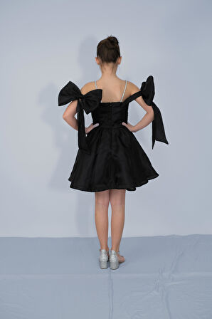 Kız Çocuk Abiye Siyah Şifon Şerit Taş Askılı Kolları Düşük Fiyonk Detaylı Kısa Abiye Elbise 10-15 Yaş