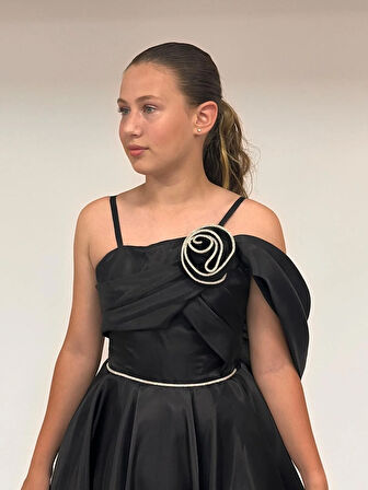 Kız Çocuk Abiye Askılı Siyah Tek Omuz Gül Detaylı Kuyruklu Şifon  Abiye Elbise 10-15 Yaş