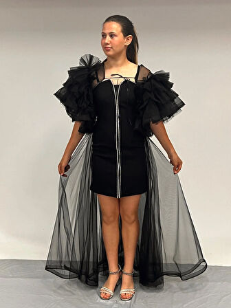 Kız Çocuk Abiye Siyah Krep Kumaş  Askılı Taş Şerit İşlemeli Kolları Farbalı Çıkabilen Pelerin  Detaylı İllüzyon Yaka  Abiye Elbise 10-15 Yaş