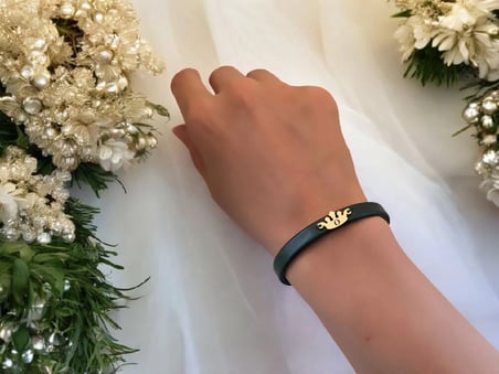 14 Ayar Altın Plakalı O Harfine Özel Taç Figürlü Doğal Koyu Yeşil Derili Hediye Bileklik-639