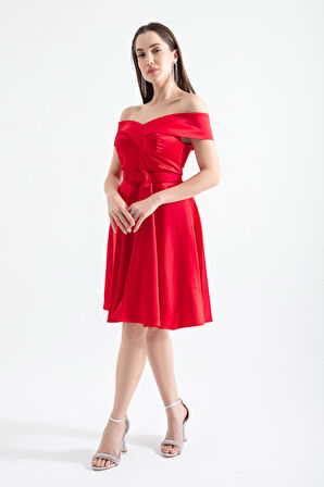 Kadın Kırmızı Kayık Yaka Kemerli Saten Abiye Elbise