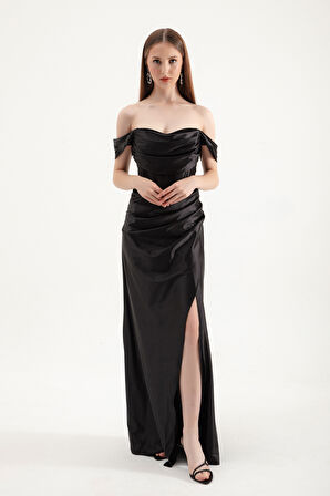 Kadın Siyah Kayık Yaka Yırtmaçlı Uzun Abiye Elbise