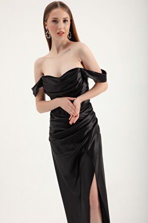 Kadın Siyah Kayık Yaka Yırtmaçlı Uzun Abiye Elbise