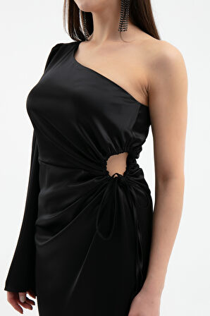 Kadın Siyah Tek Kol Büzgü Detay Uzun Saten Elbise