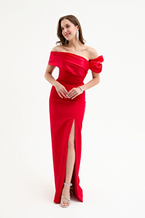 Kadın Kırmızı Yaka Detaylı Yırtmaçlı Uzun Abiye Elbise