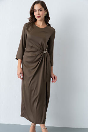 Kadın Kahverengi Aksesuar Detay Saten Davet Elbisesi