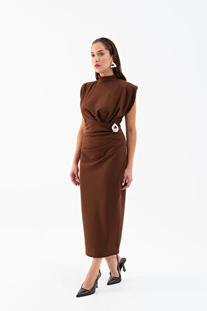 Kadın Kahverengi Aksesuar Detay Vatkalı Midi Elbise