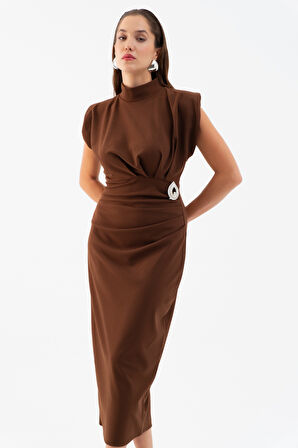 Kadın Kahverengi Aksesuar Detay Vatkalı Midi Elbise