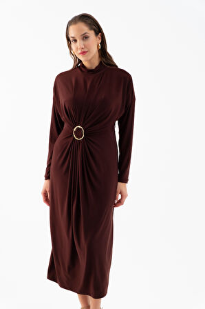 Kadın Kahverengi Büzgülü Aksesuar Detaylı Midi Elbise