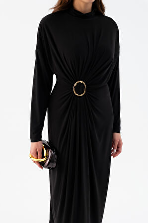 Kadın Siyah Büzgülü Aksesuar Detaylı Midi Elbise