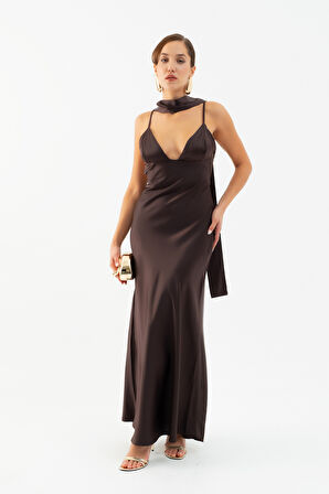 Kadın Kahverengi Sırt Dekoltekli Uzun Saten Elbise