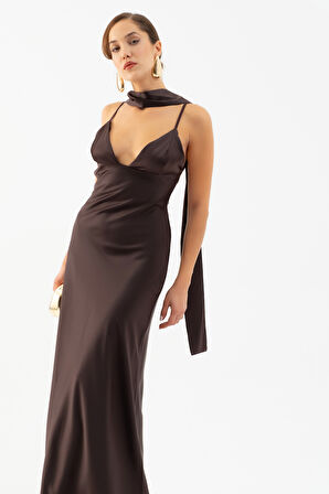 Kadın Kahverengi Sırt Dekoltekli Uzun Saten Elbise