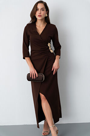 Kadın Kahverengi Kruvaze Yaka Aksesuar Detay Midi Elbise