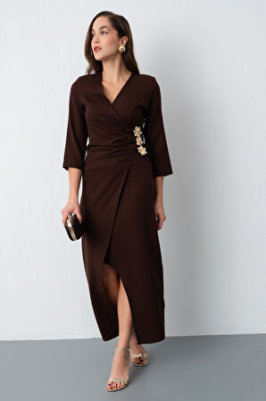 Kadın Kahverengi Kruvaze Yaka Aksesuar Detay Midi Elbise