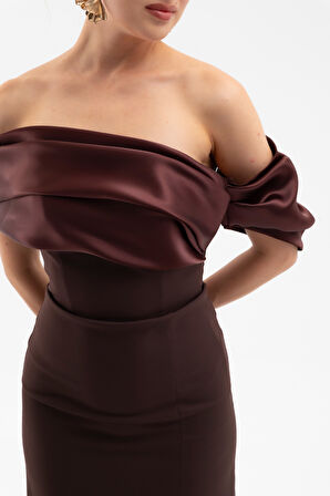 Kadın Kahverengi Yaka Detaylı Yırtmaçlı Uzun Abiye Elbise