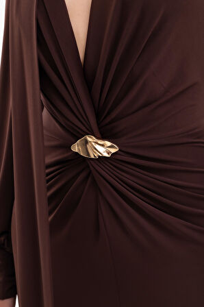 Kadın Kahverengi Şal Yaka Ön Düğüm Tokalı Uzun Elbise