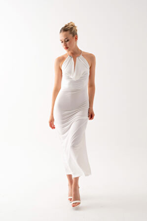 Kadın Beyaz Aksesuar Detay Dekolteli Uzun Elbise