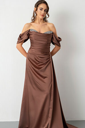 Kadın Kahverengi Kayık Yaka Yırtmaçlı Uzun Saten Abiye Elbise