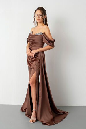 Kadın Kahverengi Kayık Yaka Yırtmaçlı Uzun Saten Abiye Elbise