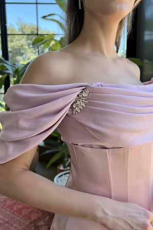 Kadın Pudra Kayık Yaka Kuyruklu Uzun Taşlı Abiye Elbise