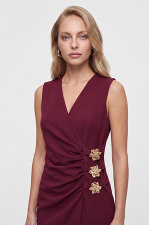 Kadın Bordo Kruvaze Yaka Gold Çiçek Tokalı Midi Davet Elbisesi
