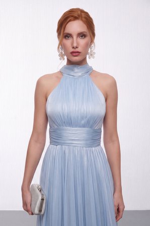 Kadın Bebe Mavi Halter Yaka Drapeli Uzun Parlak Kumaş Abiye Elbise