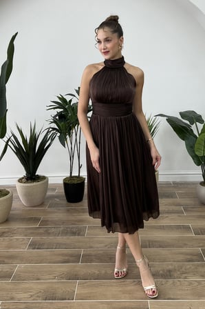 Kadın Kahverengi Halter Yaka Parlak Kumaş Midi Abiye Elbise