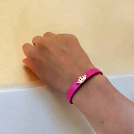 14 Ayar Altın Plakalı E Harfine Özel Taç Motifli Doğal Pembe Derili Hediye Bileklik-642