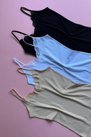 Lace Touch | 3'lü Dantelli Siyah, Beyaz ve Ten İp Askılı Modern Fitilli Pamuklu Kadın Atlet 64E21