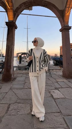 Kadın V Yaka Dikey Çizgili Düğmeli Rahat Kalıp Triko Hırka Ekru