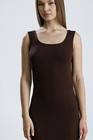 KOLSUZ KARE YAKA YIRMAÇLI ÖRME VİSKON ELBİSE | ELB36253 Kahve