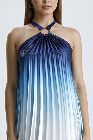 Mavi Beyaz Ombre Piliseli Maxi Elbise - Halter Yaka, Şık ve Zarif | ELB35857 Mavi-Mavi