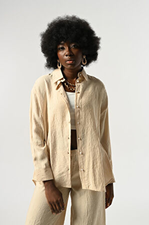 KADIN DÜĞME DETAYLI KIRIŞIK KUMAŞ DÜZ RENK GÖMLEK